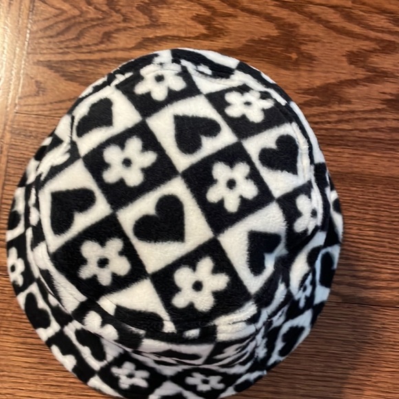 H&M NWOT hearts and flower checkered bucket hat black white fleece sweat band OS - Picture 6 of 9